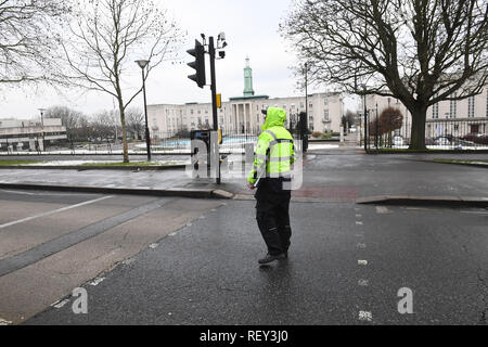 Un enquêteur au travail en forêt, l'Est de Londres, près d'un endroit où 21 ans, est décédé après avoir été frappé par une voiture de police répondant à un appel 999. Banque D'Images