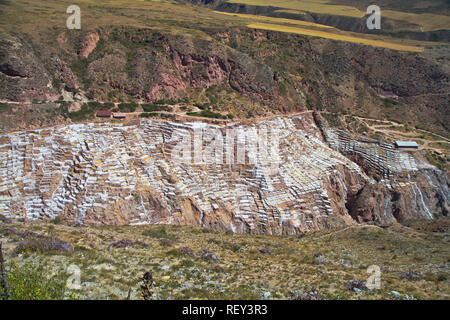 Les étangs de sel de Maras. Depuis les temps pré-Inca, le sel a été obtenu à Maras en évaporant l'eau salée d'un ruisseau souterrain local. Banque D'Images