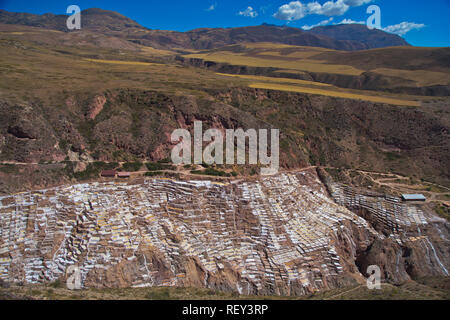 Les étangs de sel de Maras. Depuis les temps pré-Inca, le sel a été obtenu à Maras en évaporant l'eau salée d'un ruisseau souterrain local. Banque D'Images