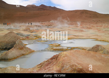 Lacs de boue bouillante de Sol de Manana ou le soleil du matin dans le champ géothermique de Potosi Bolivie, Ministère de l'Amérique du Sud Banque D'Images