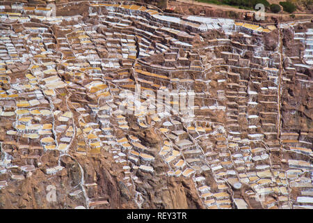 Les étangs de sel de Maras. Depuis les temps pré-Inca, le sel a été obtenu à Maras en évaporant l'eau salée d'un ruisseau souterrain local. Banque D'Images