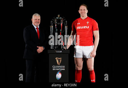 Warren Gatland, entraîneur du pays de Galles (à gauche), et Alan Wyn Jones, capitaine du pays de Galles, lors du lancement des six nations Guinness au Hurlingham Club de Londres. Banque D'Images