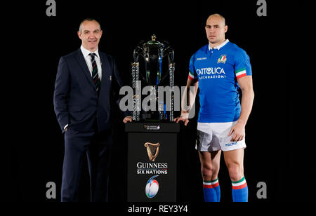 L'entraîneur d'Italie Conor O'Shea (à gauche) et le capitaine italien Sergio Parisse pendant le lancement des six nations Guinness au Hurlingham Club, Londres. Banque D'Images