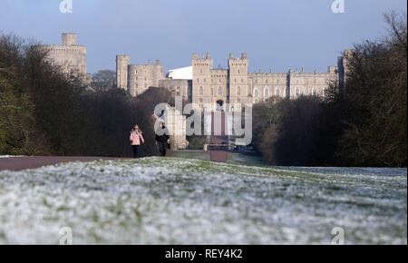 Les marcheurs font leur chemin le long de la Longue Marche près du château de Windsor, Berkshire. Banque D'Images