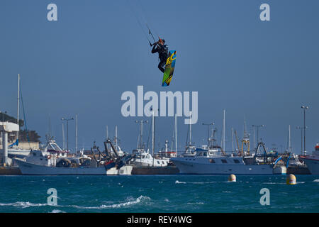Kite surfer sur la plage de Costa Brava Palamos ville d'Espagne. 10. 03. 2018 Espagne Banque D'Images