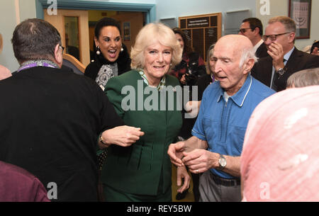 La duchesse de Cornouailles s'associe à une danse qu'elle rencontre les membres du centre, les bénévoles et le personnel de l'aide juive's Centre Brenner dans l'Est de Londres, qu'il célèbre son 80e anniversaire. Banque D'Images