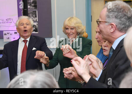 La duchesse de Cornouailles s'associe à une danse qu'elle rencontre les membres du centre, les bénévoles et le personnel de l'aide juive's Centre Brenner dans l'Est de Londres, qu'il célèbre son 80e anniversaire. Banque D'Images