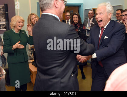 La duchesse de Cornouailles (à gauche) s'inscrit dans une danse comme elle rencontre des membres du centre, les bénévoles et le personnel de l'aide juive's Centre Brenner dans l'Est de Londres, qu'il célèbre son 80e anniversaire. Banque D'Images