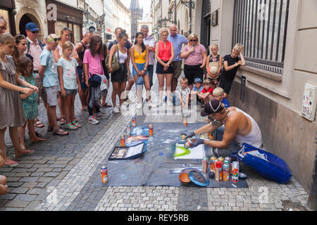 Prague, République tchèque - Le 16 juillet 2018 : un artiste de rue, peinture avec couleurs de pulvérisation et les gens le regarder Banque D'Images