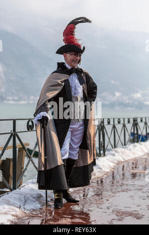 Annecy, France, Février 24, 2013 : Portrait d'une personne déguisée posant à Annecy, France, lors d'un carnaval vénitien qui célèbre la beauté de Banque D'Images