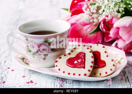 Valentines Day contexte alimentaire cookies en forme de coeur avec une tasse de café, selective focus Banque D'Images