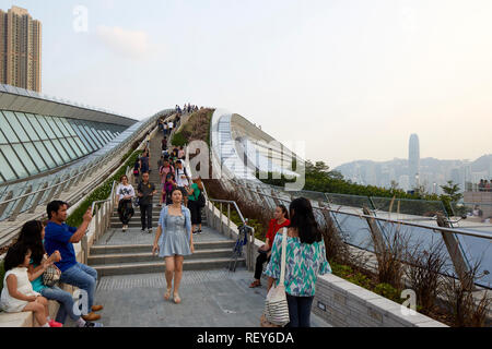 Passage public sur le toit de la station. La gare de West Kowloon, Hong Kong, Chine. Architecte : Andrew Bromberg Aedas, 2018. Banque D'Images