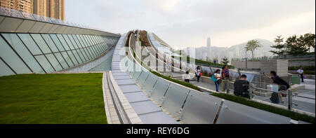 Passage public sur le toit de la station. La gare de West Kowloon, Hong Kong, Chine. Architecte : Andrew Bromberg Aedas, 2018. Banque D'Images