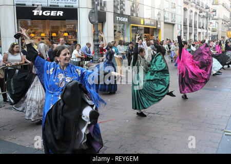 Groupe de danse pays rural les femmes en robe folklorique typiquement espagnol au cours d'un défilé de reconstitution (Ofrenda de flores) en 2017 festival Pilares Banque D'Images