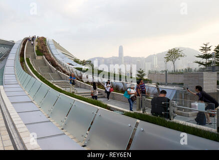 Passage public sur le toit de la station. La gare de West Kowloon, Hong Kong, Chine. Architecte : Andrew Bromberg Aedas, 2018. Banque D'Images