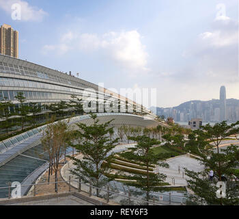 Passage public sur le toit de la station. La gare de West Kowloon, Hong Kong, Chine. Architecte : Andrew Bromberg Aedas, 2018. Banque D'Images