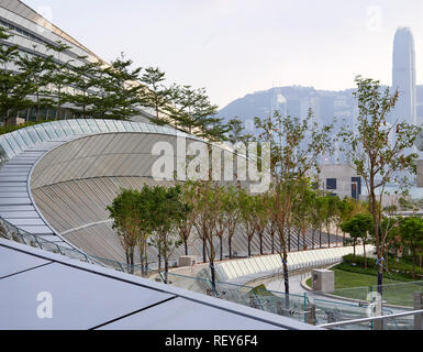 Passage public sur le toit de la station. La gare de West Kowloon, Hong Kong, Chine. Architecte : Andrew Bromberg Aedas, 2018. Banque D'Images