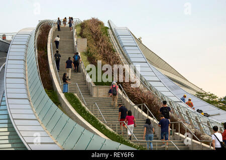 Passage public sur le toit de la station. La gare de West Kowloon, Hong Kong, Chine. Architecte : Andrew Bromberg Aedas, 2018. Banque D'Images