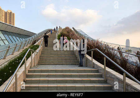 Passage public sur le toit de la station. La gare de West Kowloon, Hong Kong, Chine. Architecte : Andrew Bromberg Aedas, 2018. Banque D'Images