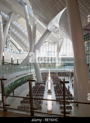 Vue intérieure montrant sur zone de départ de l'étage inférieur avec circulation / vente au détail d'aliments et des domaines ci-dessus. La gare de West Kowloon, Hong Kong, Chine. Arkien Banque D'Images