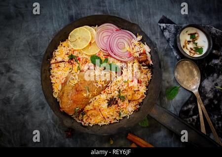 Biryani Turquie -repas de Thanksgiving avec riz et mariné turquie vue aérienne Banque D'Images