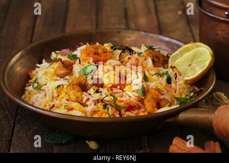 Biryani de crevettes (crevette ) close up sur fond de bois Banque D'Images