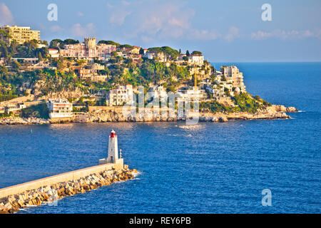 Cap de Nice vue sur la péninsule et l'entrée du port, la destination touristique de la Côte d'azur, Alpes Maritimes Région de France Banque D'Images