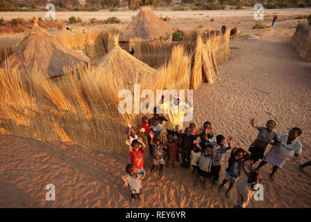 Inabitants de Caprivi Strip, près de leur cabane construite essentiellement à partir de la Namibie, de l'herbe tatch Banque D'Images