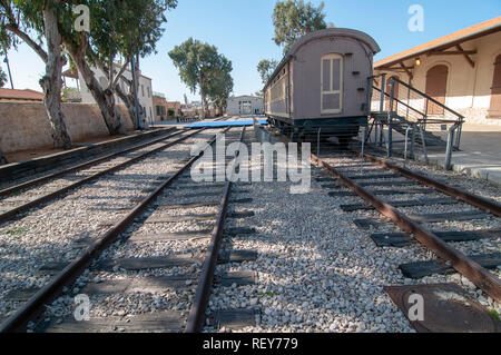 Ancien train à la Tel Aviv, Neve Tzedek, Hatachana complexe, une gare ottomane rénovée qui a été initialement construit pour desservir Jaffa Banque D'Images