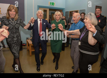 La duchesse de Cornouailles (centre droit) se joint à une danse avec Lord Levy (centre gauche), elle rencontre les membres du centre, les bénévoles et le personnel de l'aide juive's Centre Brenner dans l'Est de Londres, qu'il célèbre son 80e anniversaire. Banque D'Images