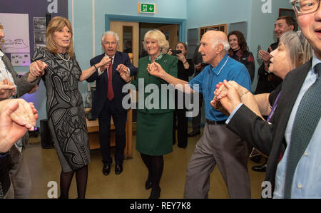 La duchesse de Cornouailles (centre droit) se joint à une danse avec Lord Levy (centre gauche), elle rencontre les membres du centre, les bénévoles et le personnel de l'aide juive's Centre Brenner dans l'Est de Londres, qu'il célèbre son 80e anniversaire. Banque D'Images