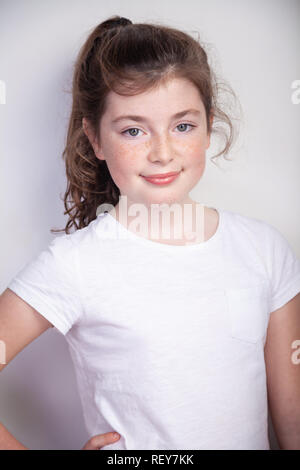 Portrait de jolie jeune fille de 10 ans écossais avec des taches de rousseur. Banque D'Images