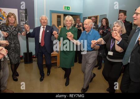 La duchesse de Cornouailles (centre droit) se joint à une danse avec Lord Levy (centre gauche), elle rencontre les membres du centre, les bénévoles et le personnel de l'aide juive's Centre Brenner dans l'Est de Londres, qu'il célèbre son 80e anniversaire. Banque D'Images