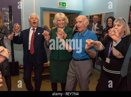 La duchesse de Cornouailles (centre droit) se joint à une danse avec Lord Levy (centre gauche), elle rencontre les membres du centre, les bénévoles et le personnel de l'aide juive's Centre Brenner dans l'Est de Londres, qu'il célèbre son 80e anniversaire. Banque D'Images