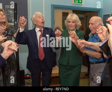 La duchesse de Cornouailles (centre droit) se joint à une danse avec Lord Levy (centre gauche), elle rencontre les membres du centre, les bénévoles et le personnel de l'aide juive's Centre Brenner dans l'Est de Londres, qu'il célèbre son 80e anniversaire. Banque D'Images