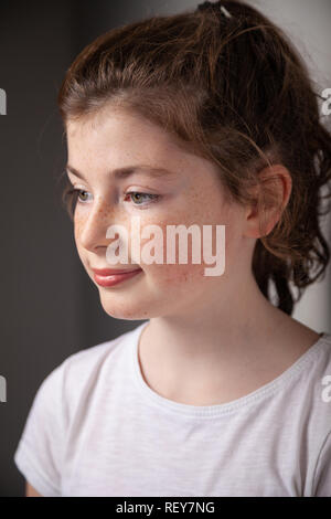 Portrait de jolie jeune fille de 10 ans écossais avec des taches de rousseur. Banque D'Images