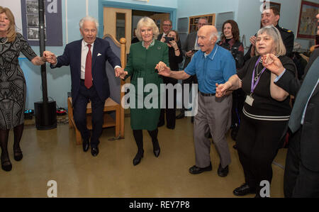 La duchesse de Cornouailles (centre droit) se joint à une danse avec Lord Levy (centre gauche), elle rencontre les membres du centre, les bénévoles et le personnel de l'aide juive's Centre Brenner dans l'Est de Londres, qu'il célèbre son 80e anniversaire. Banque D'Images