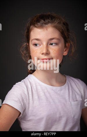 Portrait de jolie jeune fille de 10 ans écossais avec des taches de rousseur. Banque D'Images