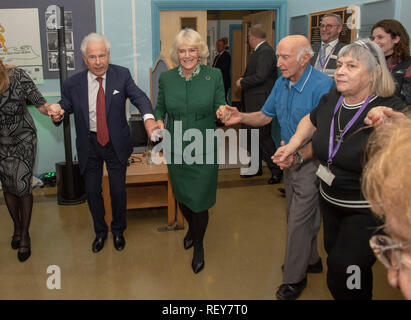 La duchesse de Cornouailles (centre droit) se joint à une danse avec Lord Levy (centre gauche), elle rencontre les membres du centre, les bénévoles et le personnel de l'aide juive's Centre Brenner dans l'Est de Londres, qu'il célèbre son 80e anniversaire. Banque D'Images