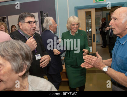 La duchesse de Cornouailles (centre) s'associe à une danse avec Lord Levy (centre gauche), elle rencontre les membres du centre, les bénévoles et le personnel de l'aide juive's Centre Brenner dans l'Est de Londres, qu'il célèbre son 80e anniversaire. Banque D'Images