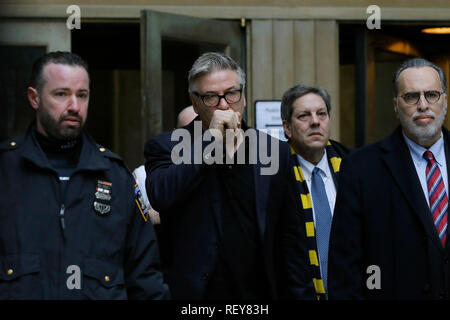 Acteur Alec Baldwin laisse un tribunal de la ville de New York, le mercredi, Janvier 23, 2019, après une audience sur les frais qu'il slugged un homme au cours d'un différend sur une place de parking est à l'automne dernier. (AP Photo/Mark Lennihan) Banque D'Images