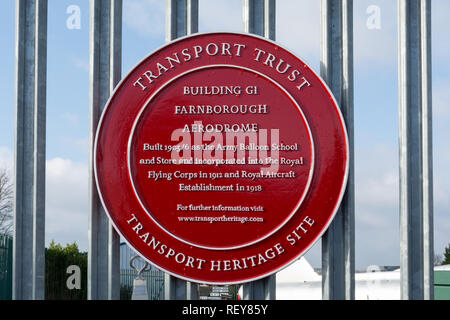 Site du patrimoine de transport rouge roue rouge (plaque) à l'extérieur de la fiducie Farnborough Air Sciences (RAPIDE) musée reconnaissant le bâtiment G1 de l'Aérodrome de Farnborough Banque D'Images