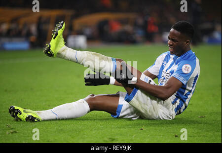 Huddersfield Town's Terence Kongolo tient sa jambe après et des blessures au cours de la Premier League match à Molineux, Wolverhampton Banque D'Images
