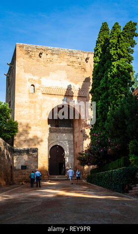 La tour de la Justice , la Puerta de la Justicia, est la porte d'entrée originale au Palais de l'Alhambra à Grenade Espagne Banque D'Images