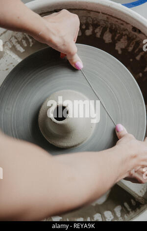 Mains de femmes en argile avec vase coupe fil de potiers potters wheel Banque D'Images