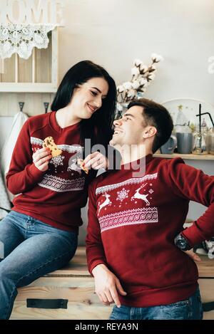 Man and Woman hugging dans une cuisine à la veille de la nouvelle année les jours fériés. Banque D'Images