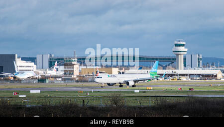 L'aéroport de Gatwick, England, UK - 09 décembre 2018 : un niveau Airlines Airbus A321-200 taxis avion après l'atterrissage à l'aéroport de Londres Gatwick. Banque D'Images