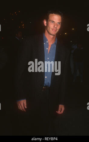 SANTA MONICA, CA - le 20 octobre : l'acteur et réalisateur Peter Berg assiste à la Sony 'vingt piastres" création le 20 octobre 1993 à la Mann Criterion Theatre à Santa Monica, en Californie. Photo de Barry King/Alamy Stock Photo Banque D'Images