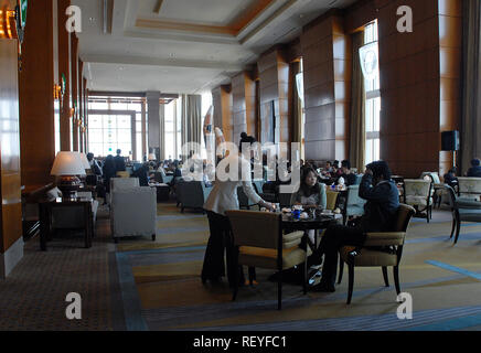 Les clients s'enregistrent à la réception de l'Hôtel Ritz Carlton, qui a ouvert ses portes à Tokyo le vendredi, 30 mars, 2007. Photographe : Robert Gilhooly Banque D'Images
