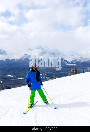 Jeune skieur au sommet d'une montagne, située à Lake Louise, dans les Rocheuses de l'Alberta, Canada. Banque D'Images